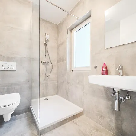 Διαμέρισμα Tolstov - 3 - Kitchen - Balcony - 5 Min To Messe Dus *