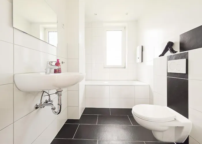 Tolstov - 3 - Kitchen - Balcony - 5 Min To Messe Dus Lägenhet *